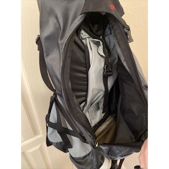 OSPREY Atmos 35 Airspeed size Men’s S. Gray and Black Backpack - Picture 8 of 14